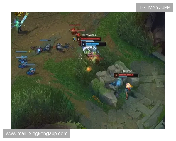 TES小龙区抢占草丛，先手直接控住两人